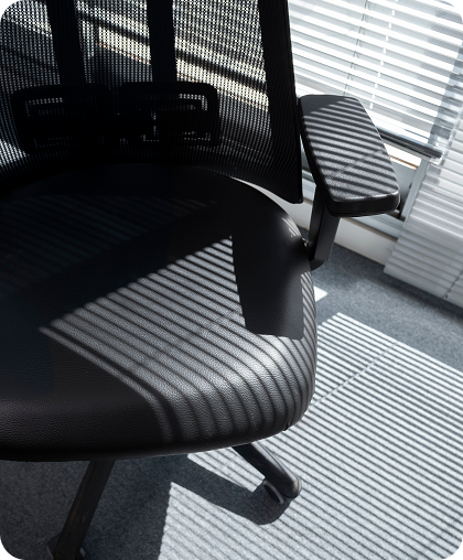 Современный офис с эргономичными креслами на ковролине (фото: Suits Coworking Spaces / Pexels)